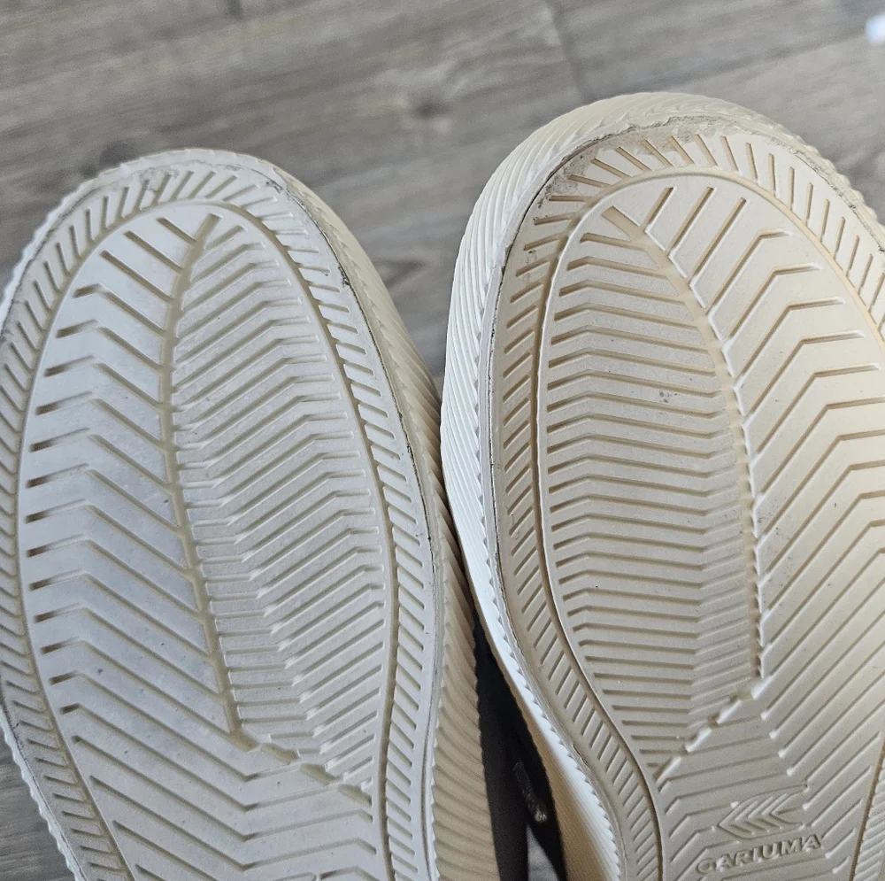 Cariuma OCA Low Canvas Sneaker in Mystic Grey